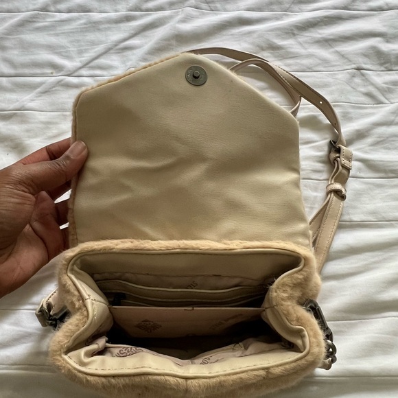 Steve Madden Btoy small quilted cross body bag in taupe faux fur - Picture 5 of 14